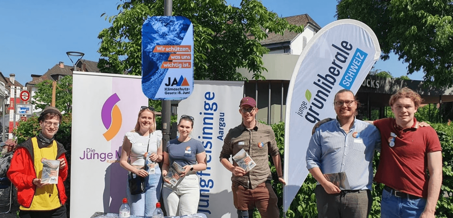 Erfolgreicher Aktionstag von Aargauer Jungparteien zum Klimaschutzgesetz